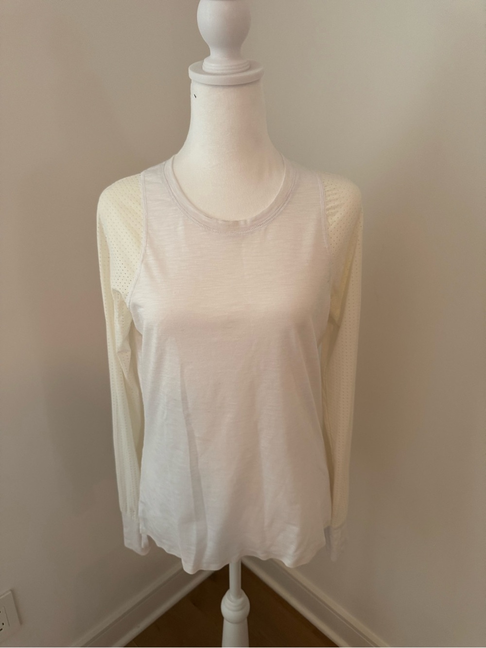 Sweaty Betty Women’s Lightweight Long Sleeve Crewneck workout Top in White